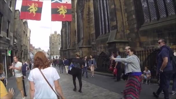 Туристы Идущие Улицам Старого Города Royal Mile Эдинбурге Шотландия Великобритания — стоковое видео