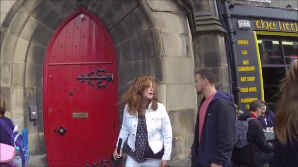 Turisti Che Camminano Strade Del Centro Storico Edimburgo Scozia Regno — Video Stock