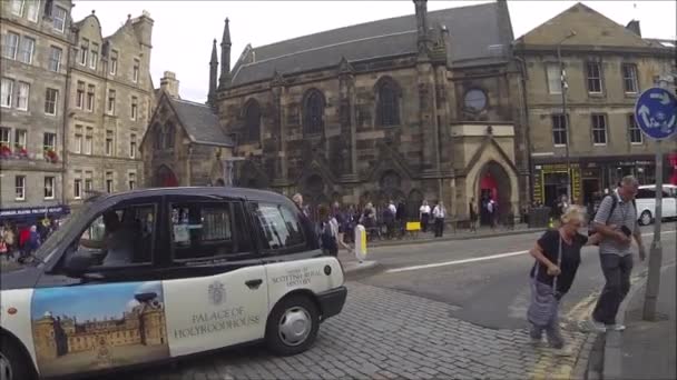 Turisti Che Camminano Strade Del Centro Storico Edimburgo Scozia Regno — Video Stock