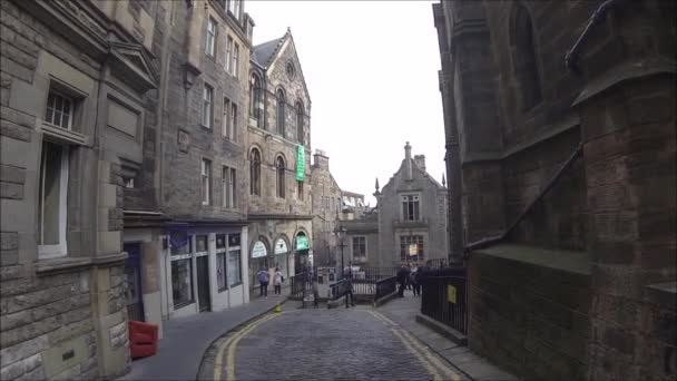 Turistler Edinburgh Skoçya Birleşik Krallık Taki Tarihi Kent Sokaklarında Yürüyüş — Stok video