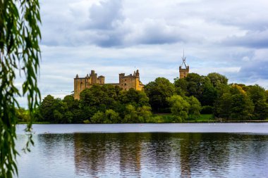 St Michael's Kilisesi ve Linlithgow Sarayı'ndan soyma
