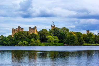 St Michael's Kilisesi ve Linlithgow Sarayı'ndan soyma