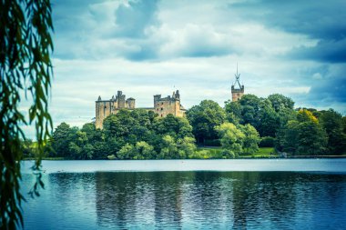 St Michael's Kilisesi ve Linlithgow Sarayı'ndan soyma