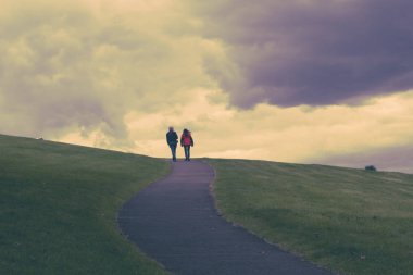 Linlithgow Park, tepeye Ağustos 2018 yürüyen turist 