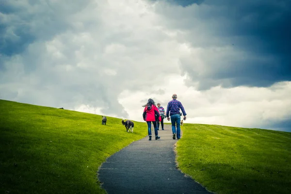 2018年 月リンリスゴー公園坂を歩く観光客 — ストック写真
