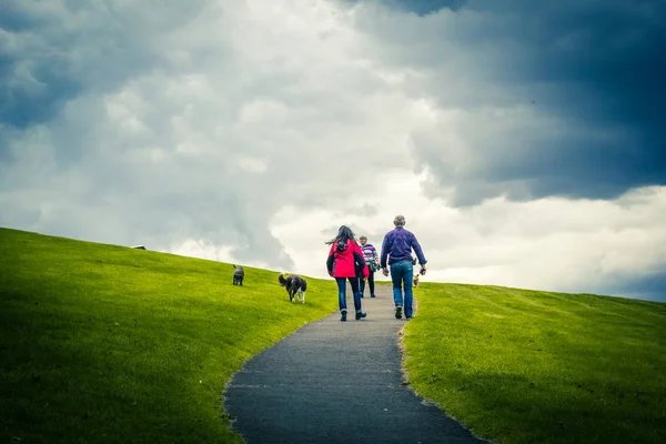 Turisták Séta Felfelé Dombon Linlithgow Park Augusztus 2018 — Stock Fotó