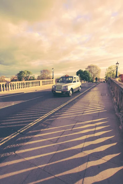 Een Auto Brug Straat Richmond Londen Engeland Verenigd Koninkrijk — Stockfoto