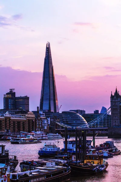 伦敦城市与泰晤士河和碎片 — 图库照片