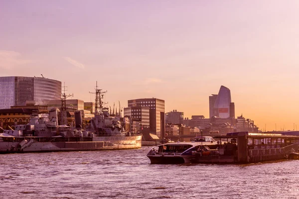 Piękny Zachód Słońca Londynie Nad Rzeką Thames Budynków Łodzi — Zdjęcie stockowe