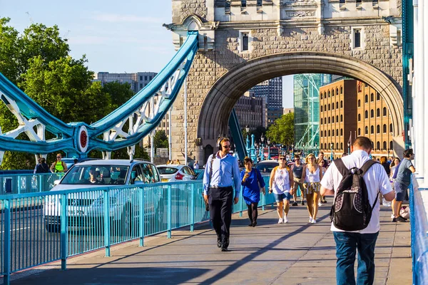 Turister Walkng Över Tower Bridge London — Stockfoto