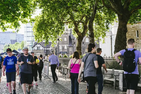 Turystów Którzy Chodzą Ulicach Londynu Okresie Letnim Wielka Brytania — Zdjęcie stockowe