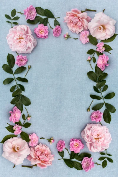 Beautifu Романтична Квіткова Рамка Блідо Рожевими Трояндами Синьому Тканинному Фоні — стокове фото