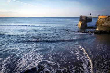 Whitby, İngiltere, İngiltere'de eski iskele ve deniz