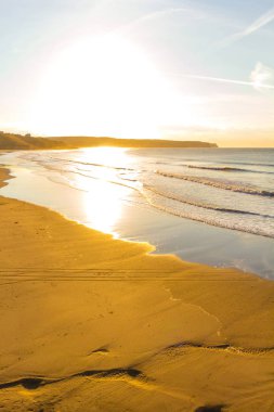Whitby kum ve dalgalar