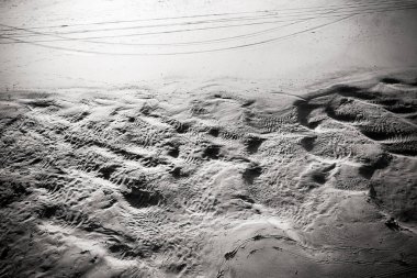 Kumdaki desenler, siyah beyaz doğal arka plan