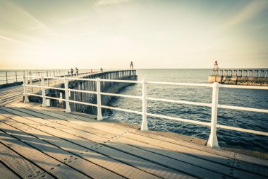 Whitby, İngiltere Turistler Whitby İskelesi ve deniz feneri ziyaret. 12/05/2019