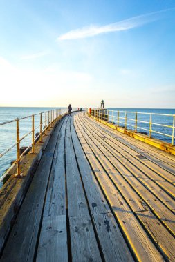 Whitby, İngiltere Turistler Whitby İskelesi ve deniz feneri ziyaret. 12/05/2019