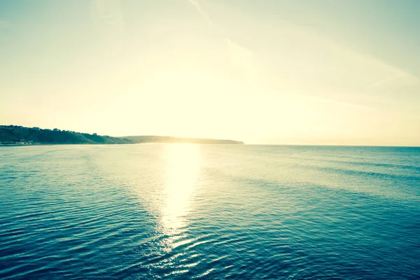 Όμορφο Φόντο Ηλιακό Φως Που Αντανακλάται Στη Θάλασσα — Φωτογραφία Αρχείου
