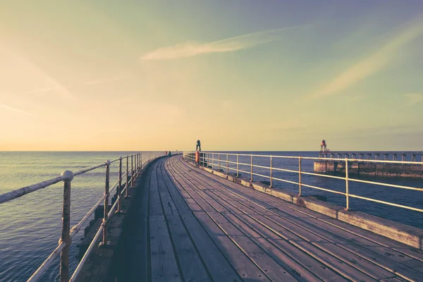 Whitby England Touristen Besuchen Whitby Pier Und Leuchtturm 2019 — Stockfoto