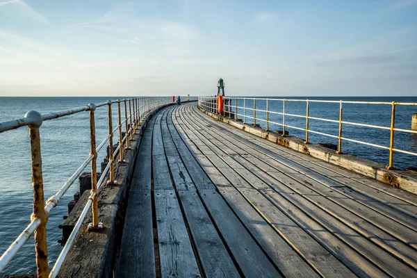 Whitby Anglie Turisté Navštěvují Whitby Pier Maják 2019 — Stock fotografie