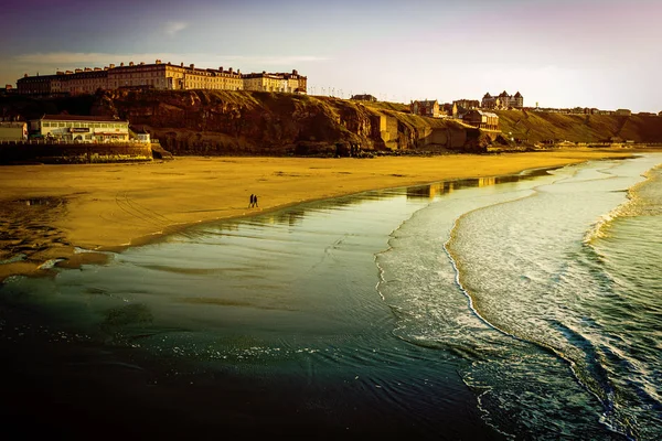 Whitby Anglii Lidé Chodí Pláži Whitby Pěkného Slunečného Větrného Dne — Stock fotografie