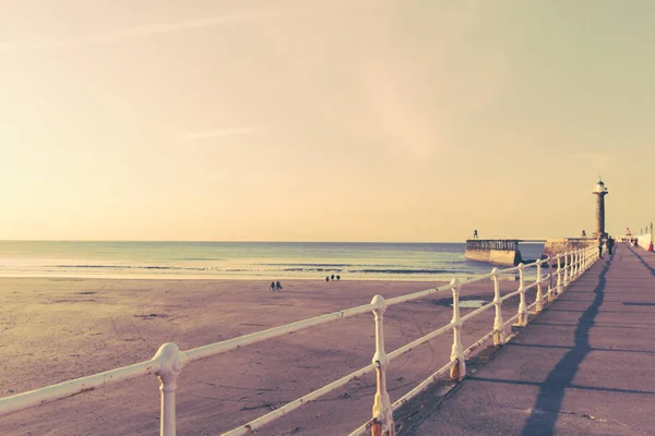 Whitby England Touristen Besuchen Whitby Pier Und Leuchtturm Mai — Stockfoto