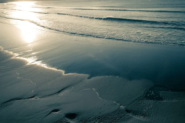 ウィットビーの砂と波 — ストック写真