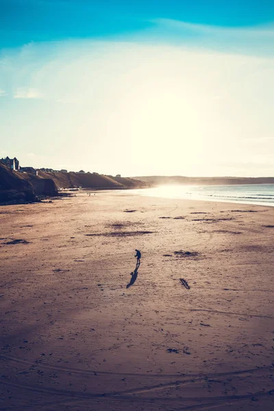 Lidé Chodí Pláži Whitby Anglie 2019 — Stock fotografie