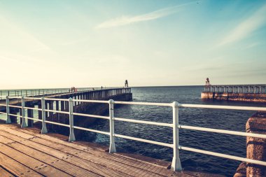 Whitby, İngiltere Turistler Whitby İskelesi ve deniz feneri ziyaret. 12/05/2019