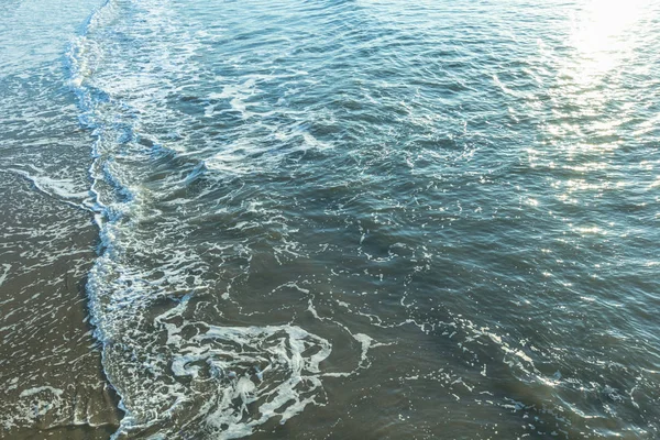 波を伴う海水の背景 — ストック写真