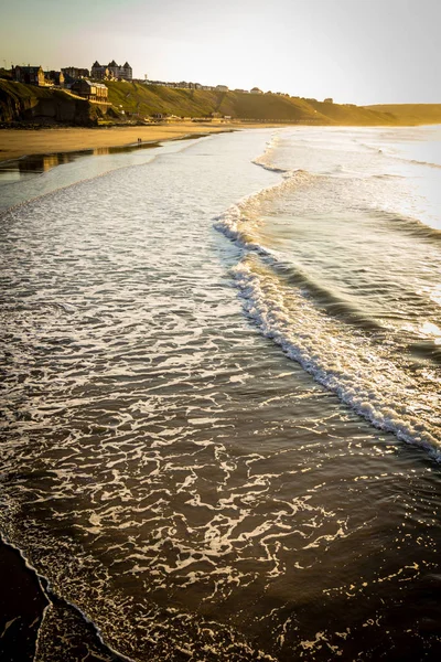 Whitby Inglaterra Pessoas Andando Praia Whitby Belo Dia Ensolarado Ventoso — Fotografia de Stock