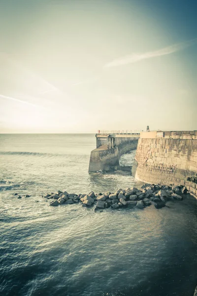 Whitby England Whitby Pier Och Havet Storbritannien — Stockfoto