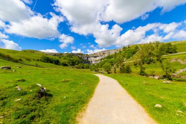 Malham Cove Yorkshire Dales Milli Parkı turist cazibe, Ingiltere, Birleşik Krallık için bir yol