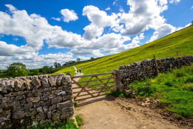 Malham Cove Yorkshire Dales Milli Parkı turist cazibe, Ingiltere, İngiltere için yolda eski, taş duvar