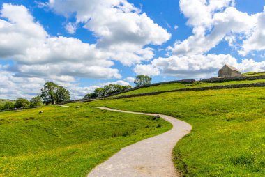 Malham Cove Yorkshire Dales Milli Parkı turist cazibe, Ingiltere, Birleşik Krallık için bir yol