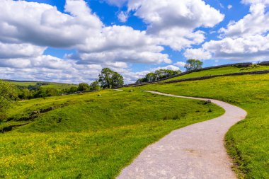 Malham Cove Yorkshire Dales Milli Parkı turist cazibe, Ingiltere, Birleşik Krallık için bir yol
