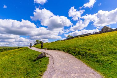 Malham Cove Yorkshire Dales Milli Parkı turist cazibe, Ingiltere, Birleşik Krallık için bir yol