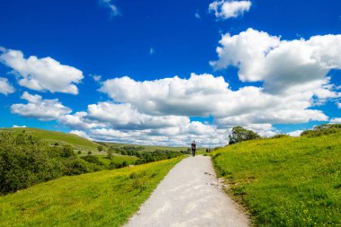 Malham Cove Yorkshire Dales Milli Parkı turist cazibe, Ingiltere, Birleşik Krallık için bir yol