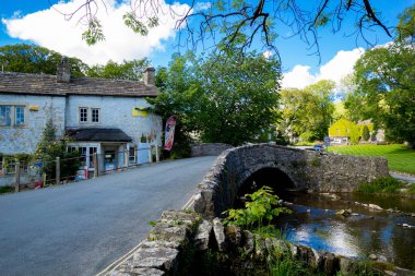 Malham Beck, Malham, Yorkshire Dales, North Yorkshire, İngiltere, İngiltere, Batı Avrupa üzerinde Packhorse köprüsü.