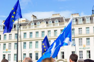 Glasgow, İskoçya, İngiltere'deki George Meydanı'nda bir Avrupa Birliği bayrağı