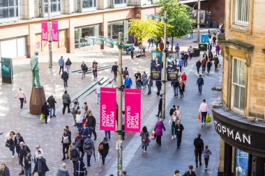 Glasgow, İskoçya, 31 Ağustos 2019. Buchanan ve Sauchiehall Caddesi'nde yürüyen insanlar, yukarıdan bakın, 