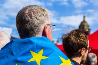 Glasgow, İskoçya, 31 Ağustos 2019. 'Darbeyi durdurun': Glasgow, George Meydanı'nda protestolar. Avrupa Birliği bayrağıyla kaplanmış bir adam.