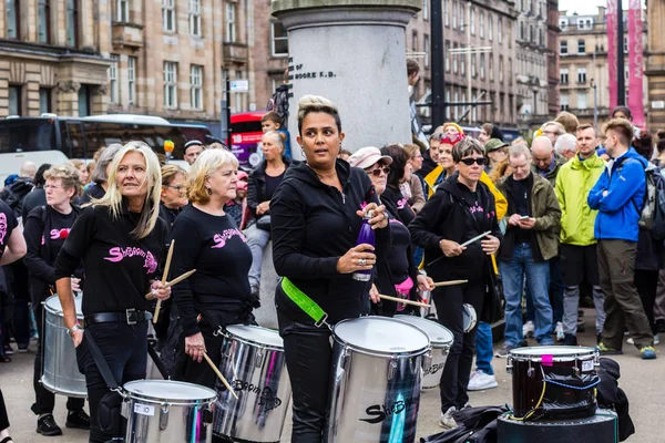 格拉斯哥 苏格兰 2019年8月31日 停止政变 格拉斯哥乔治广场的抗议活动 一群叫 Sheboom 的女鼓手在抗议期间表演 图库照片
