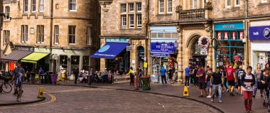 Edinburgh, İskoçya, 27 Ağustos, 2019. Tarihi Cockburn Street, Old Town ziyaret Eden Turistler