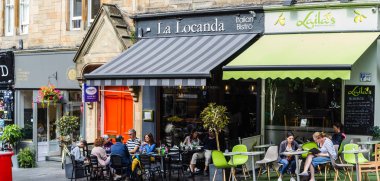 Edinburgh, İskoçya, 27 Ağustos, 2019. Cockburn Street, Old Town, Edinburgh, İskoçya'da kahve keyfi turistler