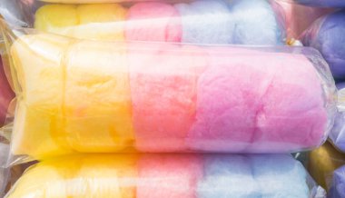 Pastel gökkuşağında pamuk helva pamuklu pamuk helva. Yumuşak şekerli şeker. Plastik torbalarda tatlı şeker.