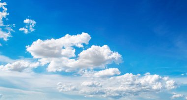 Mavi gökyüzü ve beyaz bulutlar, bulutlu gökyüzü