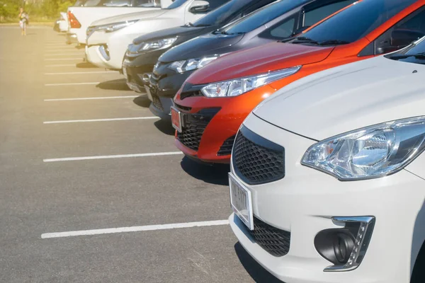 Otoparkta araba parkı. Arabalar açık otoparkta park halinde, ön vagon kapalı, otomobil taşımacılığı işi, seçici odaklanma