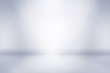 Stüdyo boş oda gradyan duvarı ve zemin iç arkaplanı ürün dağılımı için spot ışığı ile gösteriliyor