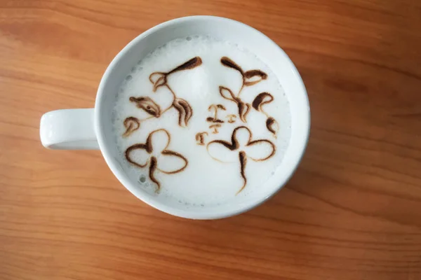 Cup Med Mjölk Bubbla Skum Och Kakao Pulver Dekorerad Ovanifrån — Stockfoto